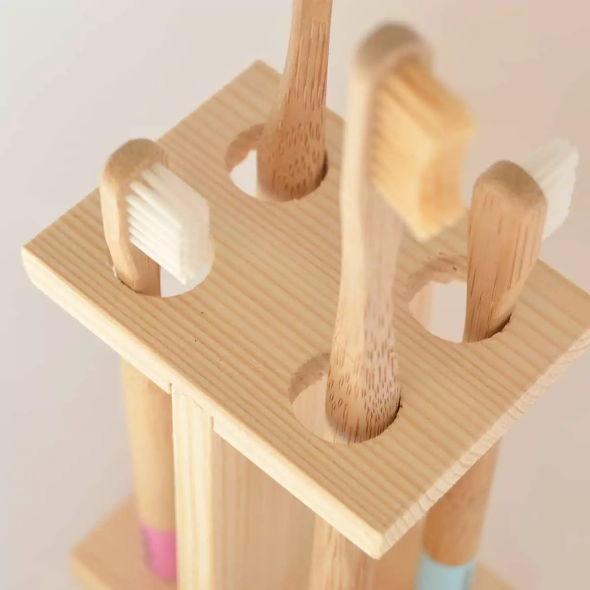 Posacepillos de dientes de madera de pino