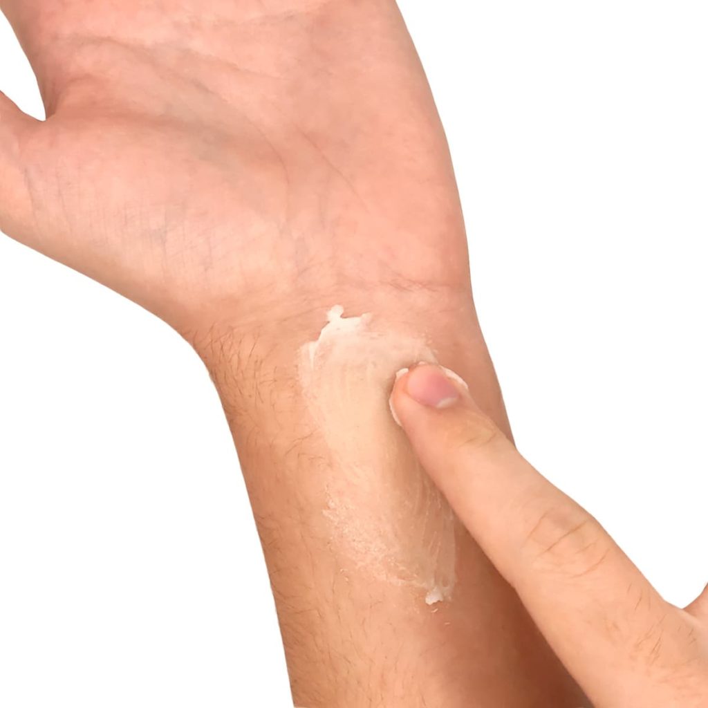 Crema Corporal regeneradora y calmante en uso
