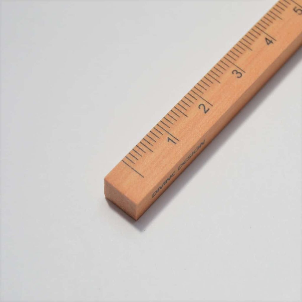 Regla de madera cuadradillo