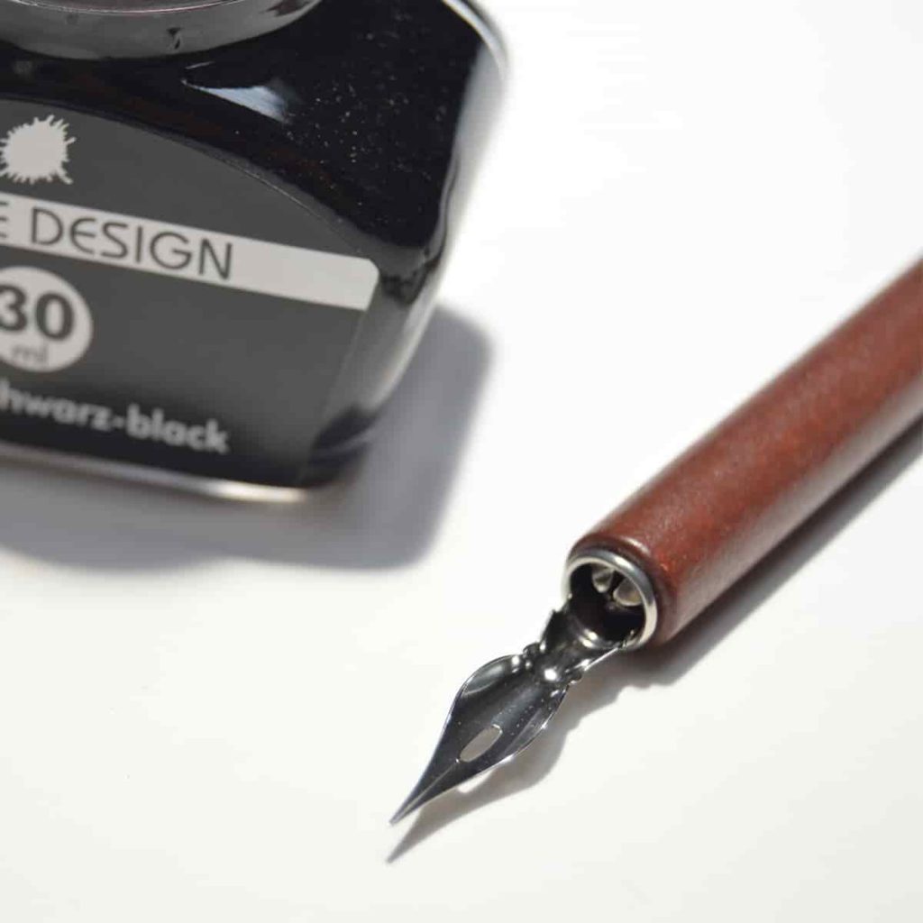 Plumilla de madera y tinta sin plástico