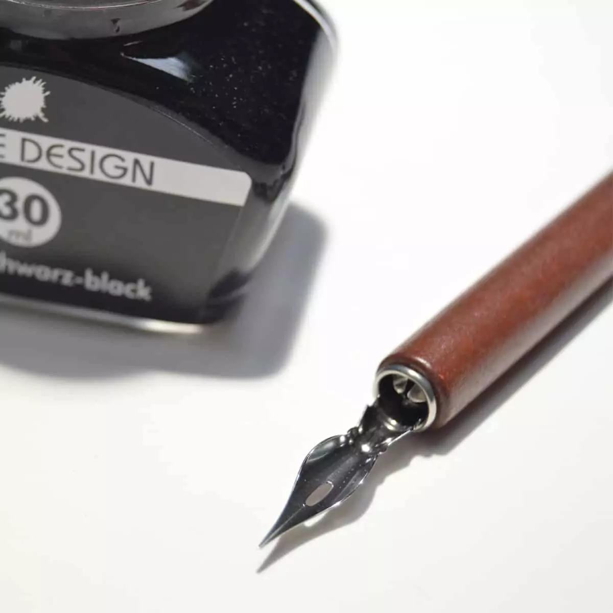 Tintero con tinta negra para plumas y plumillas