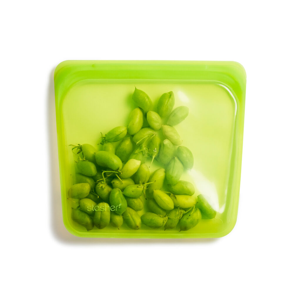 Bolsa de silicona alimentaria hermética mediana verde lima con comida dentro