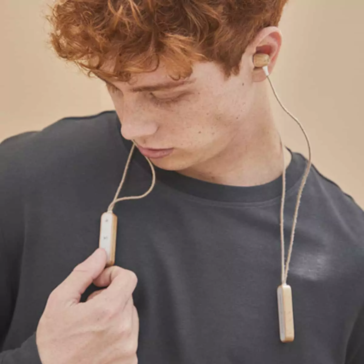 auriculares inalámbricos de madera y cáñamo