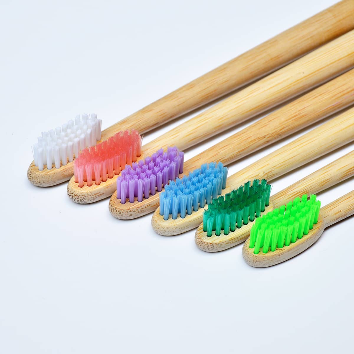 cabezales de seis cepillos de dientes de bambú con cerdas blancas rosas lilas azules azul turquesa y verdes