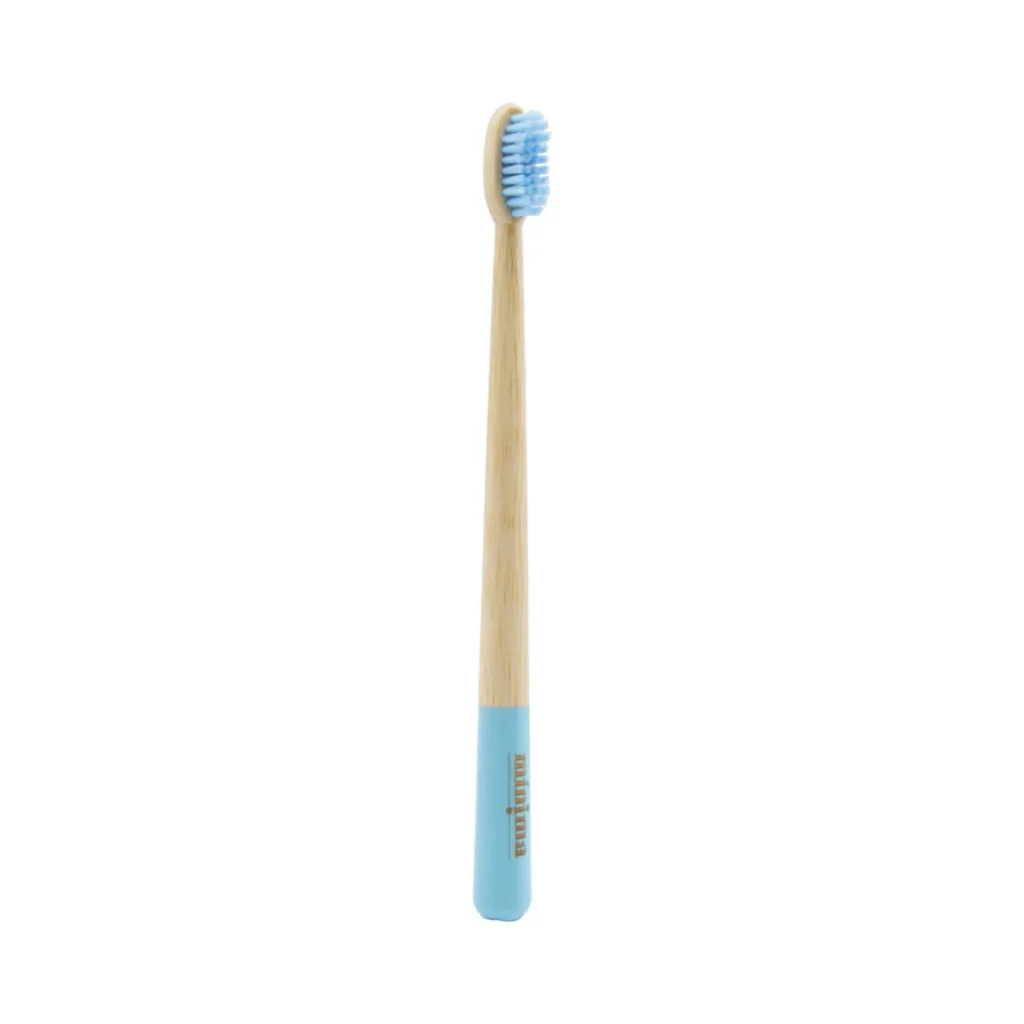 cepillo de dientes de bambú para adultos con cerdas azules y franja azul en el mango de mínima organics