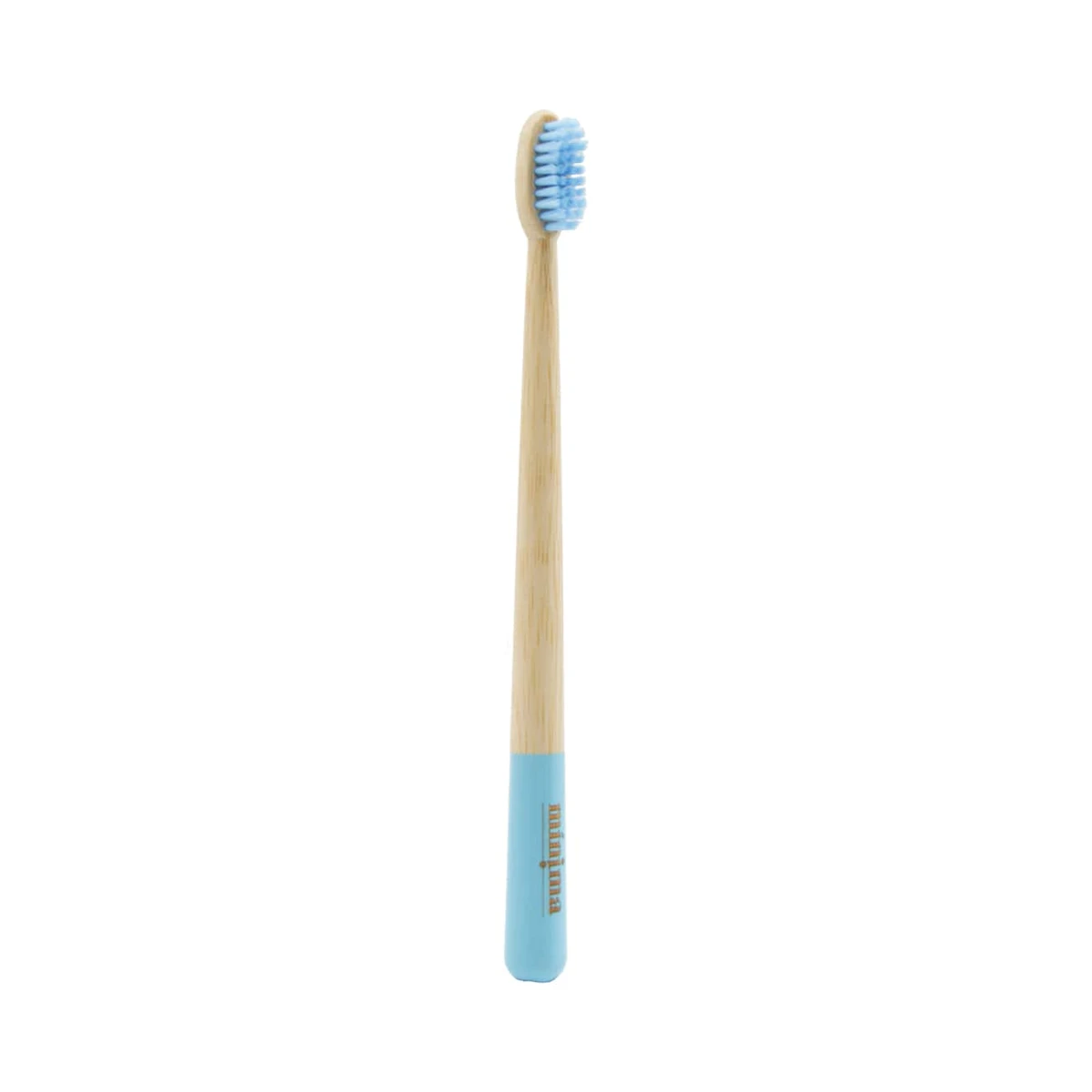 cepillo de dientes de bambú para adultos con cerdas azules y franja azul en el mango de mínima organics