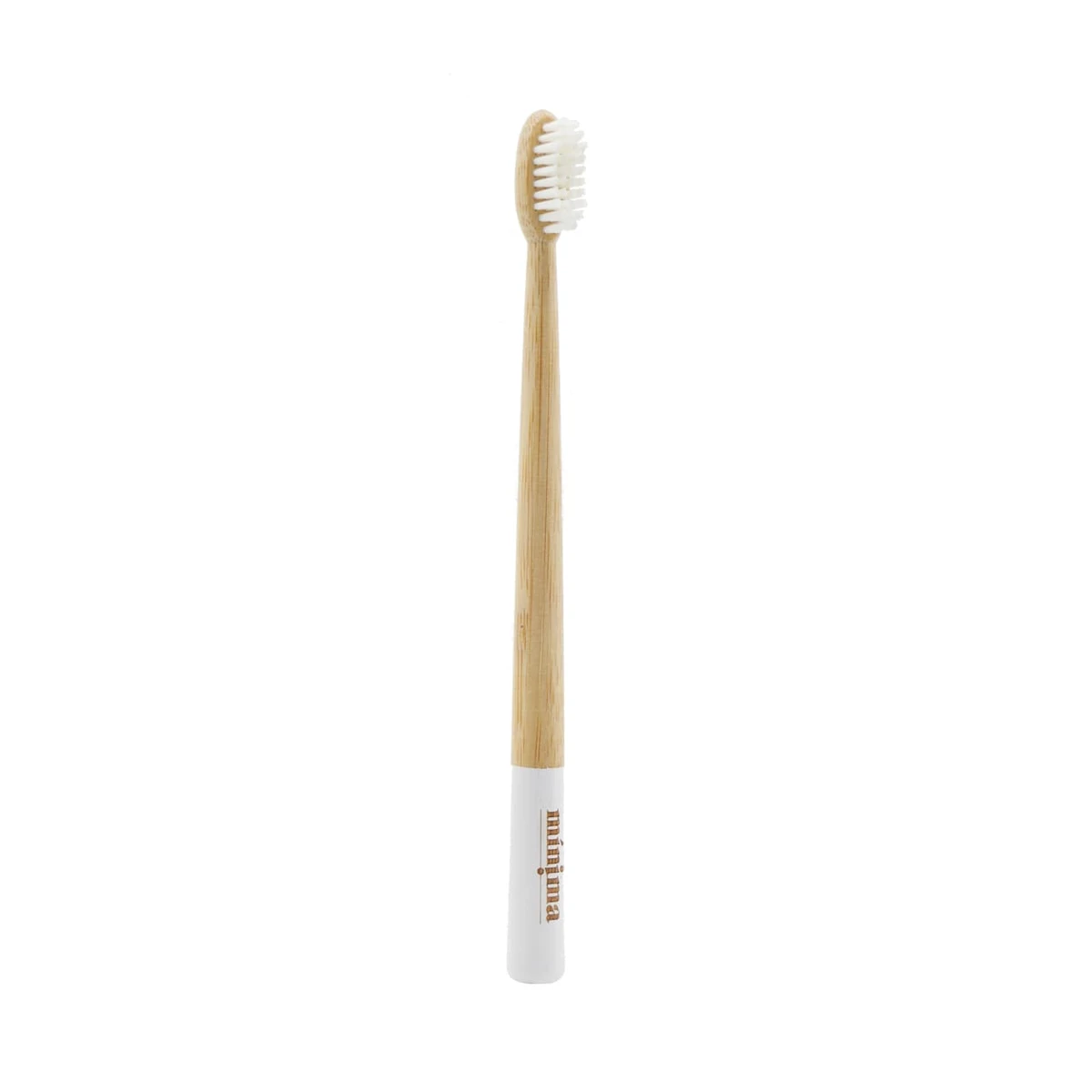cepillo de dientes de bambú para adultos con cerdas blancas y franja blanca en el mango de mínima organics