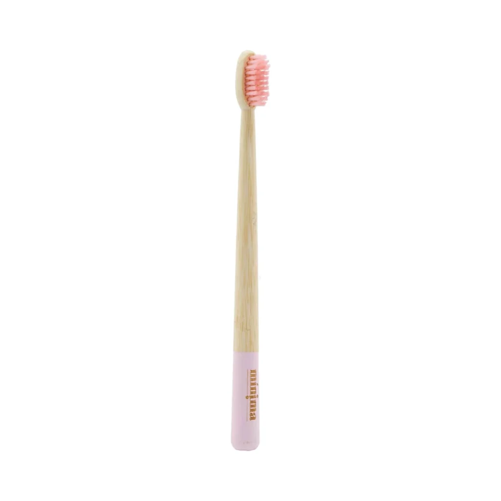 cepillo de dientes de bambú para adultos con cerdas rosa y franja rosa en el mango de mínima organics