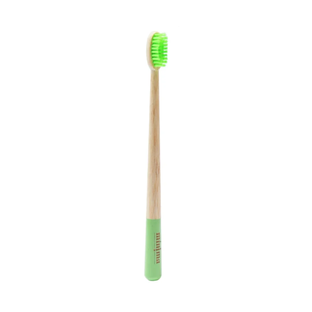 cepillo de dientes de bambú para adultos con cerdas verdes y franja verde en el mango de mínima organics