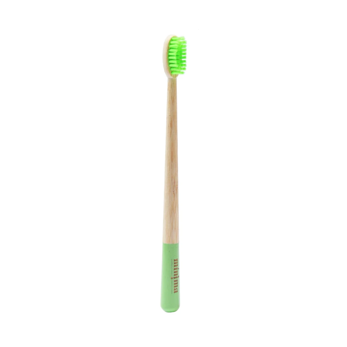 cepillo de dientes de bambú para adultos con cerdas verdes y franja verde en el mango de mínima organics