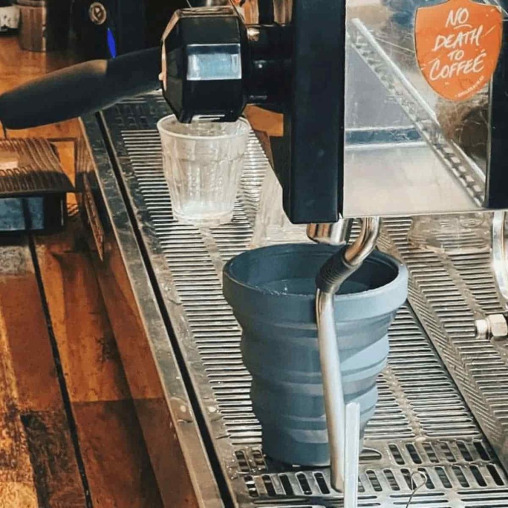 Vaso de silicona llenándose de café o té