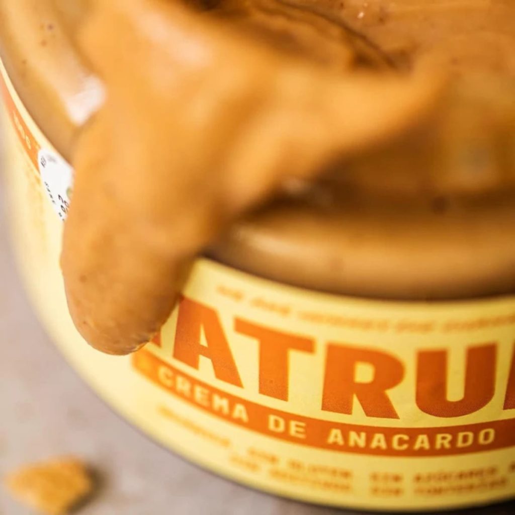 Derramando Crema de Anacardo