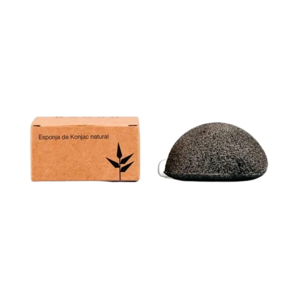 esponja facial de konjac negra de banbu junto a su caja de cartón