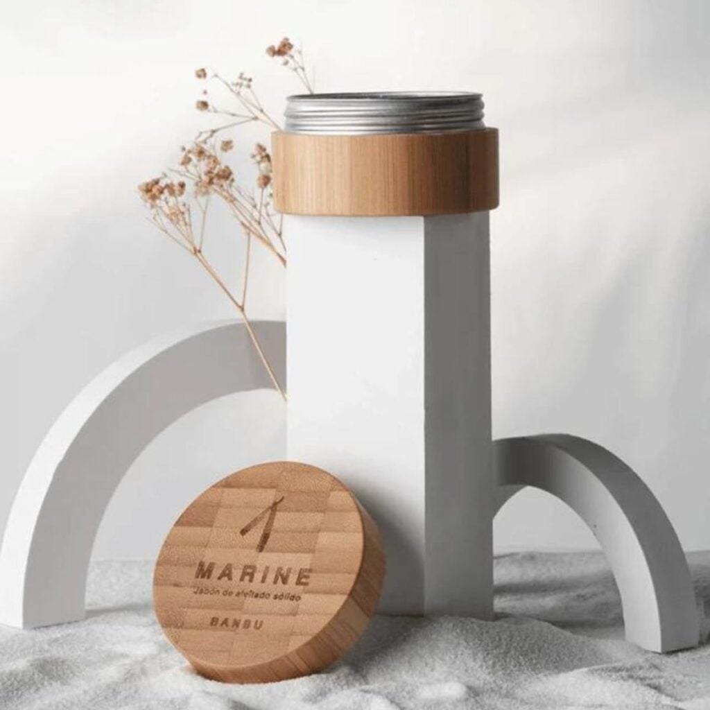 jabón de afeitado vegano marine de banbu sobre pedestal blanco con flores secas