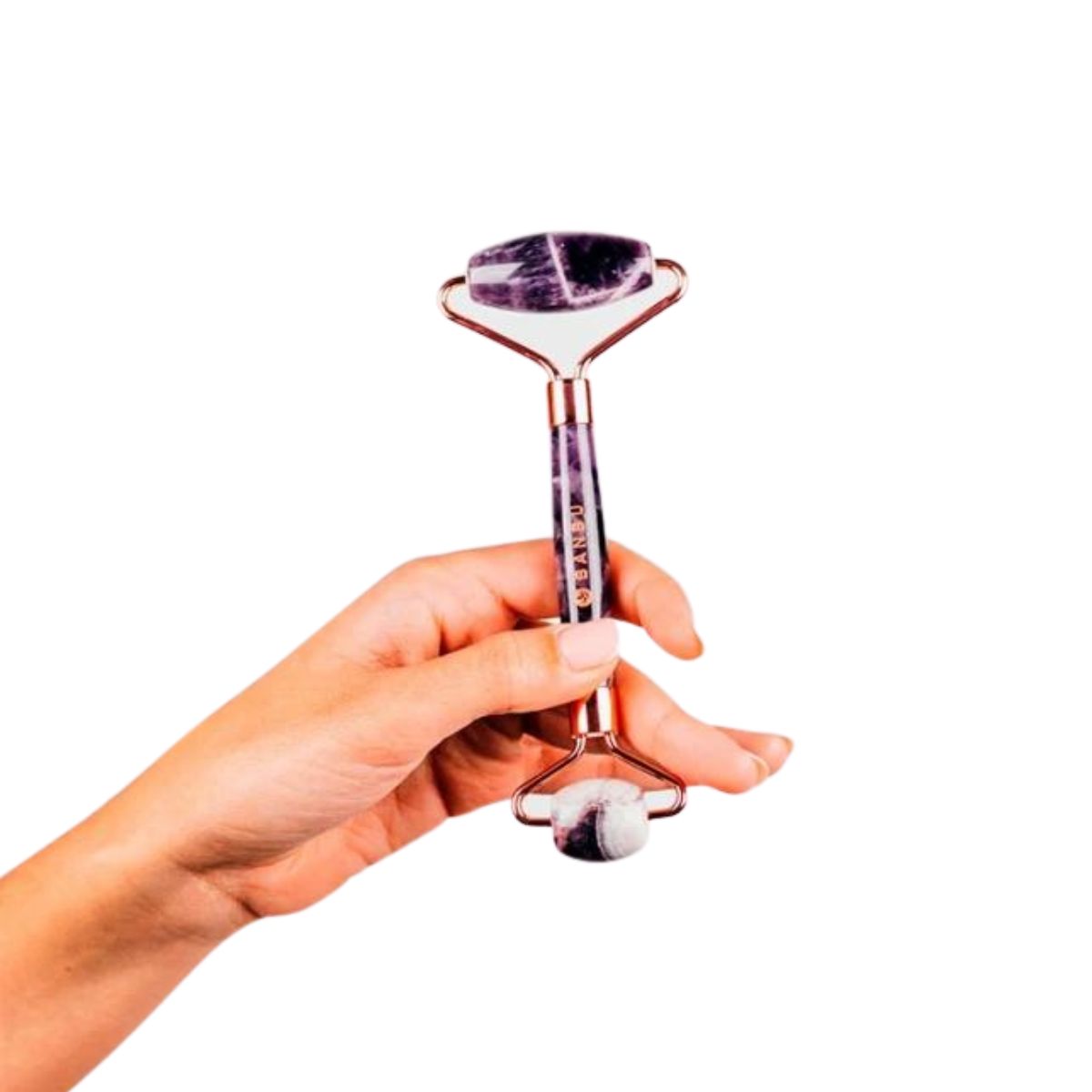 mano sosteniendo el rodillo facial jade roller de amatista de banbu