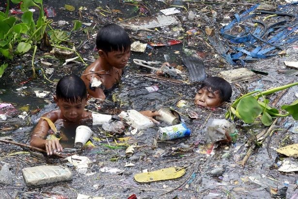 Niños bañándose en plástico