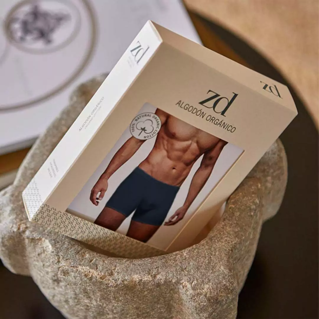 Caja de calzoncillo tipo boxer color plomo