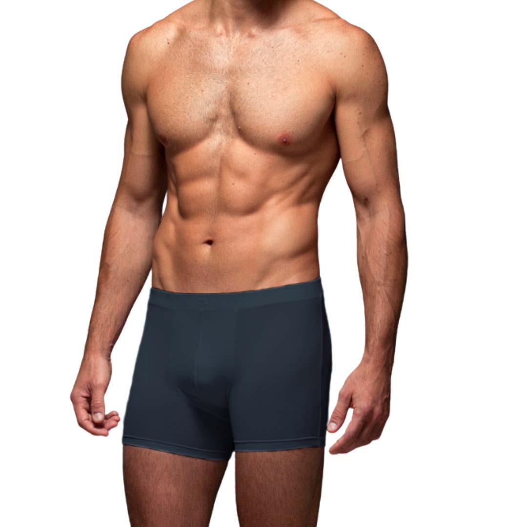 Modelo con calzoncillo tipo boxer color Plomo