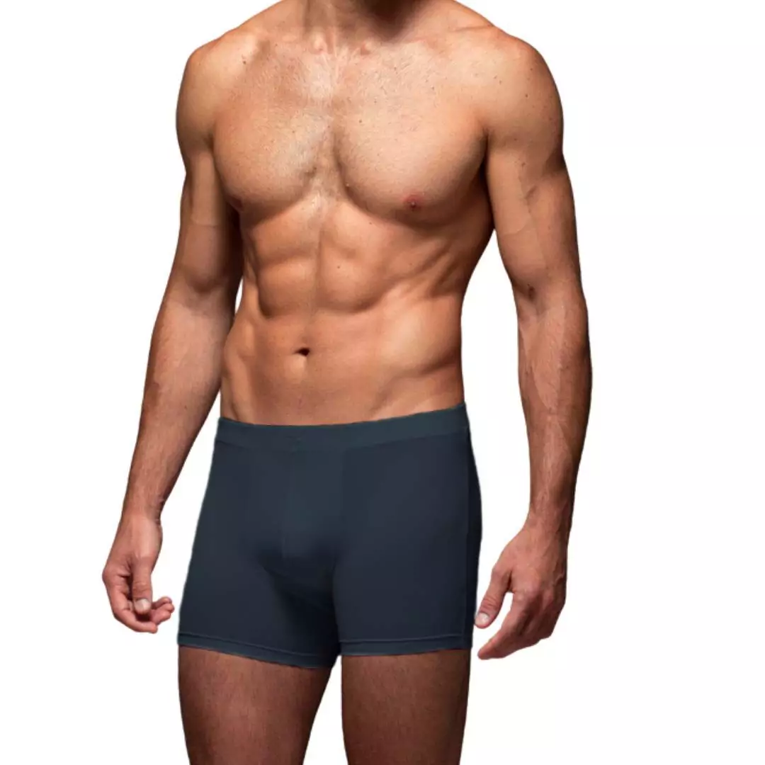 Modelo con calzoncillo tipo boxer color Plomo
