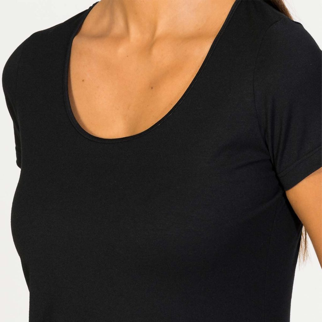 Detalle de cerca de la camiseta negra de manga corta