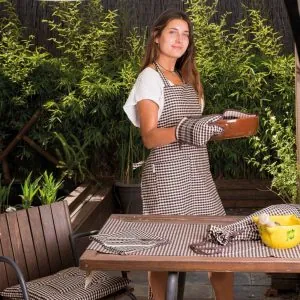 Persona Sujetando Cacerola