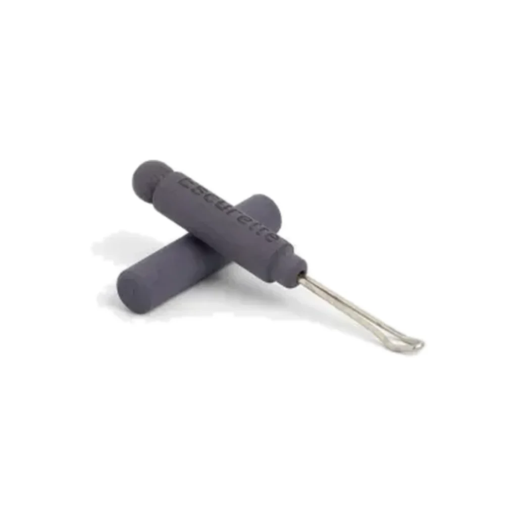 Limpiador de oídos reutilizable de madera Escurette en color malva con su capuchón