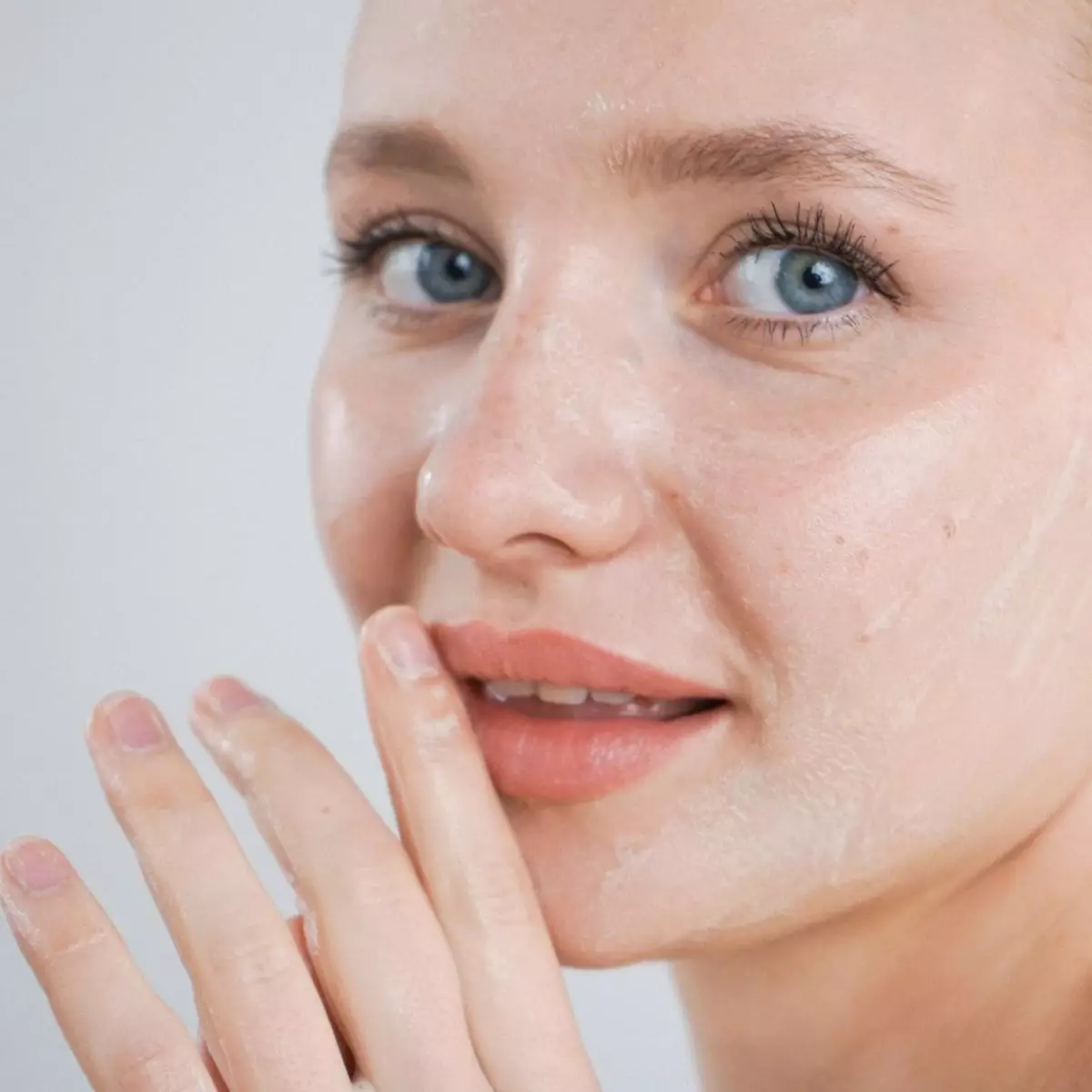 Uso del limpiador facial pieles sensibles