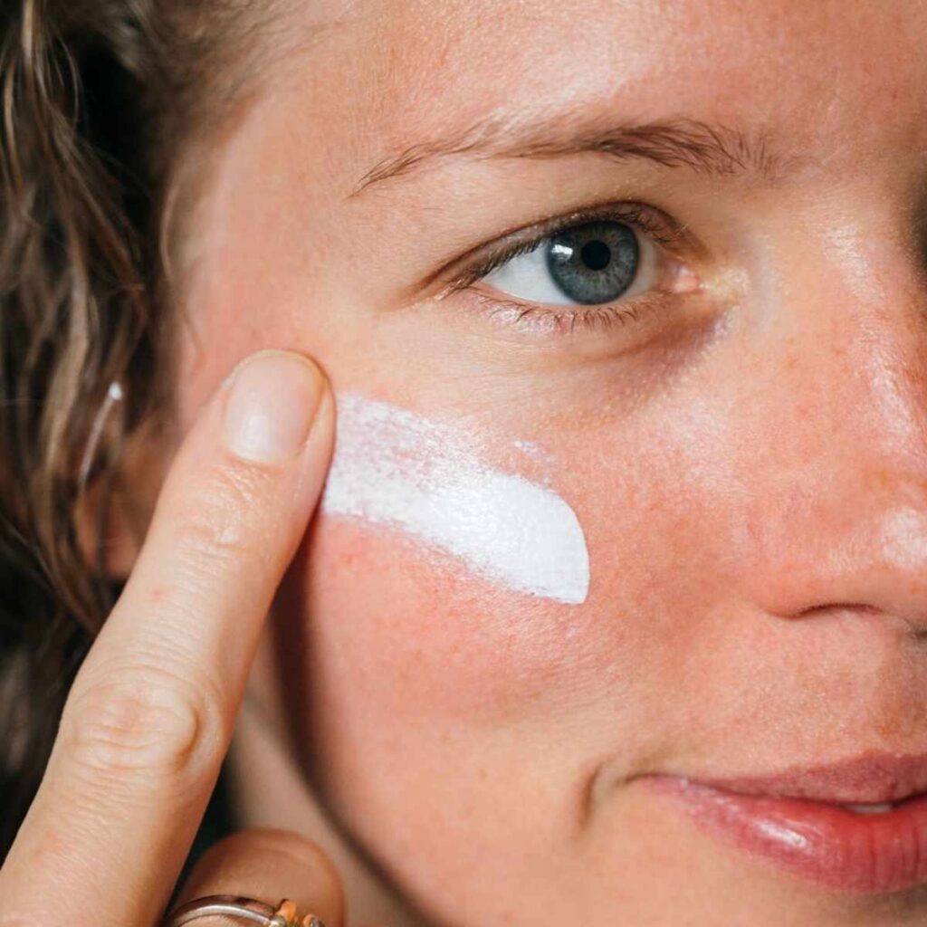 Aplicando Crema Solar Facial Ecológica
