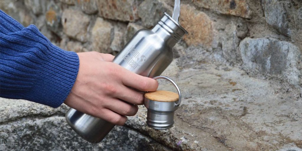 Rellenando botella Klean Kanteen en una fuente