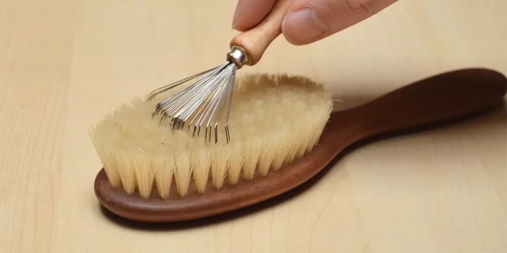 Quitando pelusa del cepillo de pelo suave con cerdas naturales