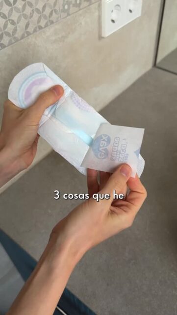 ❌ He dejado de comprar papel film, compresas de plástico y desodorantes de spray. Los he cambiado por tela de cera de abeja, compresas de tela y desodorante en barra 👏🏼La comida dura más con la tela de cera, las compresas de tela son mejores y más suaves y el desodorante natural me aguanta todo el día 🫶🏼Consigue estos productos en 📲 ceroresiduo.com #ceroresiduo #esponja #luffa #zerowaste