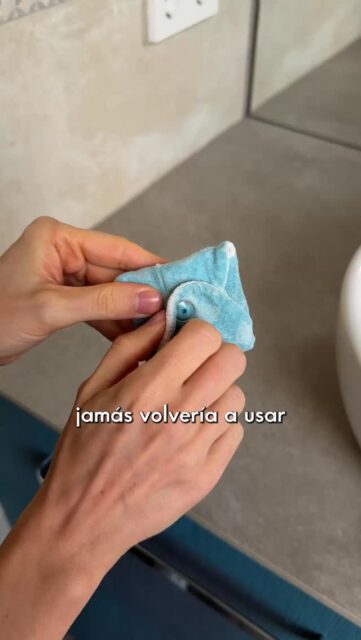 Jamás volvería a usar compresas desechables ❌ Cuando me enteré de que tenían compuestos tóxicos que podían alterar mi ciclo, me pasé a la copa menstrual y a las compresas de tela.No dejan mal olor, absorben tanto como las convencionales, las puedes llevar en el bolso, son suaves y parece que no llevaras nada. 🔝 Una de tela equivale a unas 200 normales y puede durar hasta 10 años. 🤯Si quieres probarlas, 📲 entra en ceroresiduo.com#ceroresiduo #compresasreutilizables #zerowaste