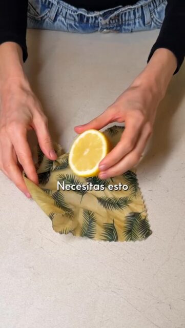 Necesitas la tela de cera de abeja en tu cocina. Es reutilizable, impermeable, sustituye al film sellando perfectamente. La puedes usar para envolver queso, una verdura, cubrir un bowl o para el bocadillo 🍞. Si quieres ahorrar 4 rollos de film al año, entra en ceroresiduo.com. #ceroresiduo #ceradeabeja #zerowaste #telaceradeabeja