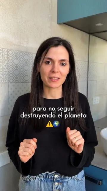 100 cosas pequeñas que puedes hacer para no seguir destruyendo el planeta. Número 1: champú sólido 🫶🏼El champú líquido es cómodo, pero más del 70% es agua. Y está lleno de ingredientes tóxicos para tu salud.El sólido está hecho de ingredientes naturales, rinde más y cuida mejor tu pelo.Pásate al champú sólido con 📲 ceroresiduo.com#ceroresiduo #zerowaste #champusolido