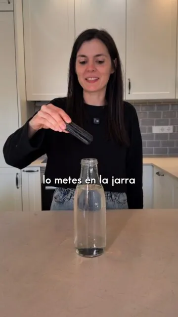 Cosas que ya no necesito desde que vivo de forma cero residuo ♻️- Agua embotellada y filtros de agua- Compresas desechables- Desodorante en spraySi quieres probar el binchotan, las compresas de tela o el desodorante en barra, entra en 📲ceroresiduo.com#ceroresiduo #zerowaste #binchotan #compresadetela #desodorantenatural