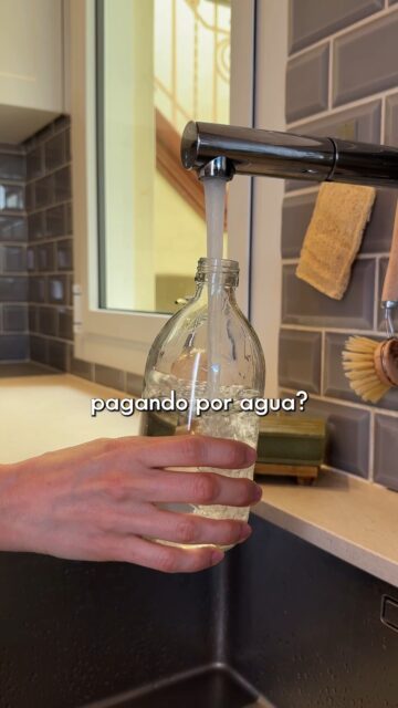 ¿Por qué sigues pagando por agua? 💦Muchos de los productos que compras en tu día a día traen una gran proporción de agua, algo que tienes en tu casa. Por eso te mostramos maneras de evitar estar pagando por transportar, embotellar y guardar algo que sale del grifo de tu cocina. 🚰 Comenta "agua" y te envío una checklist con consejos para reducir tu consumo de agua.Y si quieres alguno de estos productos, entra en 📲 ceroresiduo.com#ceroresiduo #zerowaste #binchotan #jabonsolido