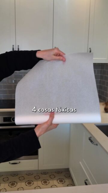 4 cosas tóxicas de tu cocina de las que deberías deshacerte 🫵🏼- Tablas de plástico- Papel de hornear- Utensilios de plástico- Tuppers de plásticoYo los cambié por tablas de madera, láminas de silicona, espátulas de madera y tuppers de cristal.Si quieres deshacerte de los tóxicos en tu cocina entra en 📲 ceroresiduo.com#ceroresiduo #zerowaste #tablasdemadera #laminadesilicona #espatulademadera #tupperdecristal