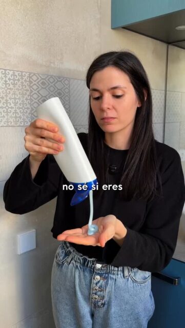 No sé si eres consciente de esto, pero la primera botella de champú que utilizaste sigue en el fondo del mar 🧴Por eso me pasé al champú sólido, que es más barato, no genera residuos y me deja el pelo super brillante Si quieres probarlo, entra en 📲 ceroresiduo.com#ceroresiduo #zerowaste #champusolido