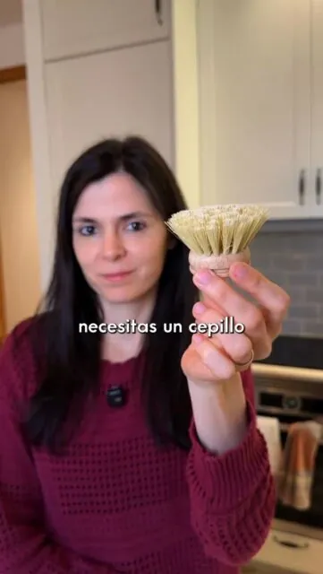 Necesitas esto en tu cocina: te presento el cepillo de madera. Limpia sin rayar la vajilla, no deja malos olores, se seca más rápido que una esponja y puedeslimpiar ollas profundas sin meter el brazo hasta el fondo. 👌🏼Lo puedes encontrar en 📲 ceroresiduo.com#ceroresiduo #zerowaste #plumacontintero #papelhigienicoreciclado #bolsasdesilicona