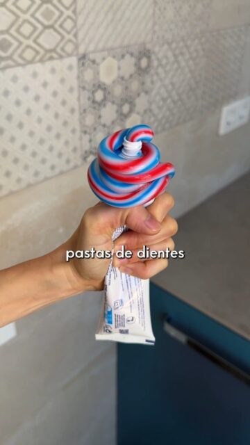 Hace diez años que no utilizo pasta de dientes. Cada año millones de tubos de pasta de dientes acaban en el océano. Y cada tubo tarda unos 500 años en degradarse. ♻️Si quieres probarla, entra en 📲 ceroresiduo.com#ceroresiduo #zerowaste #pastadedientesenpastilla