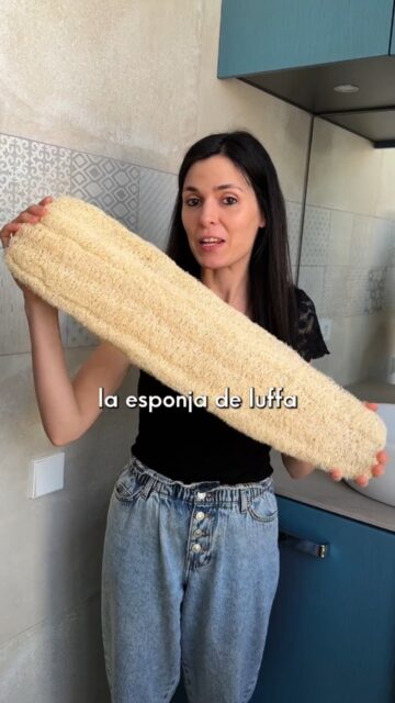 Necesitas la esponja de luffa en tu baño. Es de origen vegetal y viene de la familia de los calabacines. Se planta, crece, se seca y se cosecha. Elimina células muertas, se seca más rápido y sustituye a las de plástico.Si quieres eliminar el plástico de tu ducha y dejar de contaminar el mar con esponjas desechables, entra en 📲 ceroresiduo.com.#ceroresiduo #zerowaste #esponjaluffa