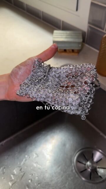 Necesitas el estropajo de acero inoxidable en tu cocina 🙌🏼. No raya, elimina restos quemados y no se deshace soltando trocitos de metal. Es perfecto para limpiar sartenes de hierro, cazuelas o parrillas. Incluso para quitar óxido. Si quieres lavar con un estropajo libre de químicos, entra en 📲 ceroresiduo.com#ceroresiduo #zerowaste #estropajoacero #estropajo