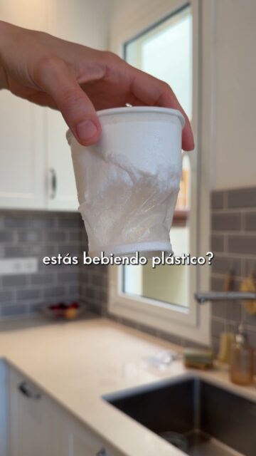 ¿Sabías que si bebes café en este vaso, estás bebiendo plástico? El problema es que es imposible reemplazar el plástico, ¿o sí? 😜
Una empresa inglesa llamada Shellworks ha creado el Vivomer, una alternativa biodegradable al plástico.
#ceroresiduo #zerowaste #vivomer #shellworks