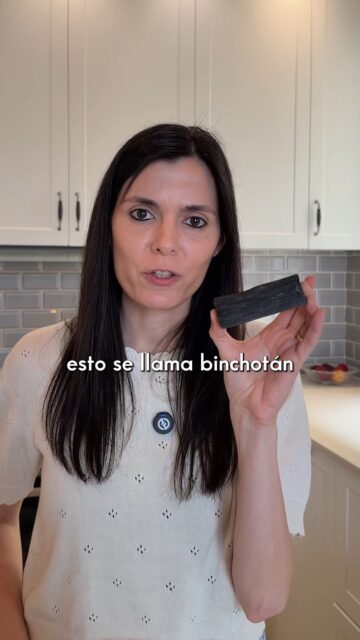 Necesitas esto en tu cocina. Si bebes agua del grifo, esto te interesa. 
Esto se llama Binchotán, un carbón vegetal activado que filtra el agua. Te enseño cómo usarlo en un paso a paso súper sencillo.
Si quieres utilizarlo en tu casa, comenta BINCHOTAN y te mando el enlace directo al producto.
#ceroresiduo #zerowaste #binchotan