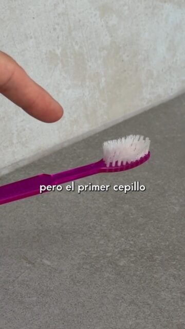 No sé si eres consciente de esto, pero el primer cepillo de dientes que utilizaste sigue en el fondo del mar 🪥
Cepillos como este mezclan plástico y nylon, no se reciclan y llenan el océano de plásticos que tardan más de 500 años en degradarse. Por eso, llevo 10 años usando cepillos de madera.
Si quieres probarlo, entra en 📲ceroresiduo.com
#ceroresiduo #zerowaste #cepillodedientes #cepillodebambu