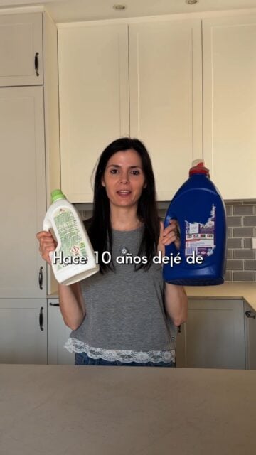 Hace 10 años dejé de comprar detergente en botella de plástico.
No compro detergente líquido: viene en una botella de plástico y es más de un 80% agua.
Una alternativa son estas tiras. Echas una en el tambor y ya está.
Las puedes encontrar en 📲 ceroresiduo.com
#ceroresiduo #zerowaste #detergenteliquido #tiras #natulim