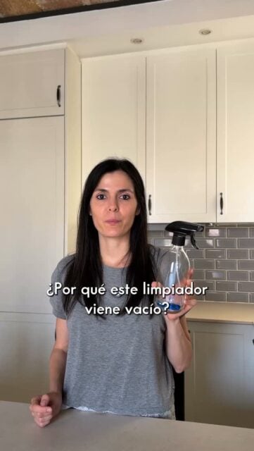 ¿Por qué este limpiador viene vacío? 🤔
Porque lo que importa no es el bote, es la cápsula concentrada. La metes, le añades agua del grifo y ya tienes tu limpiador multiusos.
Comenta CÁPSULA y te envío el enlace directo al producto.
#ceroresiduo #zerowaste #capsula