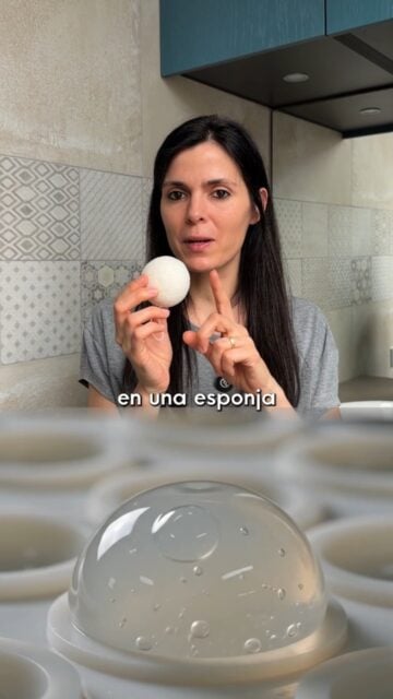 ¿Sabías que puedes cultivar la esponja con la que te lavas la cara? 😮
Sí, como lo oyes. Está hecha con la raíz del Konjac, una planta asiática. Cuando está seca, es dura, pero la mojas y se vuelve suave.
Cambia tu esponja de la cara con 📲 ceroresiduo.com
#ceroresiduo #zerowaste #esponjadekonjac