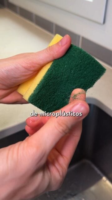 Tres cosas que desearía haber sabido antes de limpiar los platos con madera:
- Las esponjas convencionales son una bomba de microplásticos 🧽
- El cepillo de madera tiene muchas menos bacterias que las esponjas de plástico
- El cepillo de madera dura mucho más
Dejar de comer plástico y pásate al cepillo de madera con 📲 ceroresiduo.com
#ceroresiduo #zerowaste #cepillodemadera #esponja