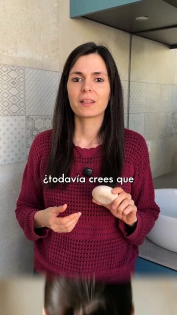 ¿Todavía crees que el champú sólido te va a dejar el pelo como un estropajo? Antes llevaban sosa cáustica para endurecer los jabones, ahora lo hacen con tensioactivos naturales derivados del aceite de coco. Los convencionales están llenos de silicona, que a la larga te apelmaza el pelo.
Si quieres encontrar cosmética sólida, entra en 📲 ceroresiduo.com
#ceroresiduo #zerowaste #champu #champusolido